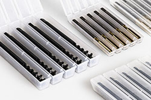 Una selezione di imballaggi in plastica per utensili filettatori.